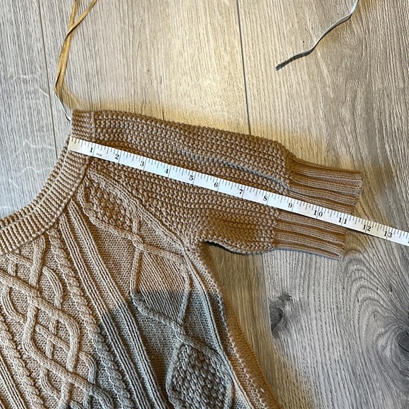 Guess Golden Brownish cable short sleeve sweater. - Picture 6 of 7